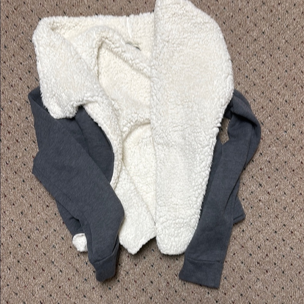 Abercrombie & Fitch Gray and Cream Sweater